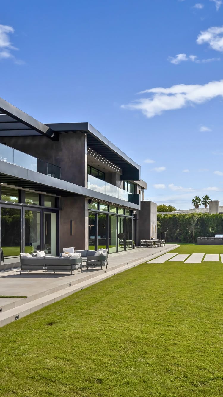 Welcome to The Monocle, an exquisite newly built estate nestled in one of Holmby Hills’ most prestigious and private neighborhoods. 🔑

Situ