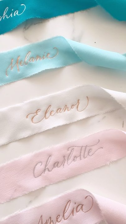 Add a Live Calligraphy Ribbon Bar at you reception! 🎀 Each guest will see live the making of their custom ribbon & partecipate at the the big reveal. Strip that tape and show us your WOOOW faces!

👉Every guest will use i