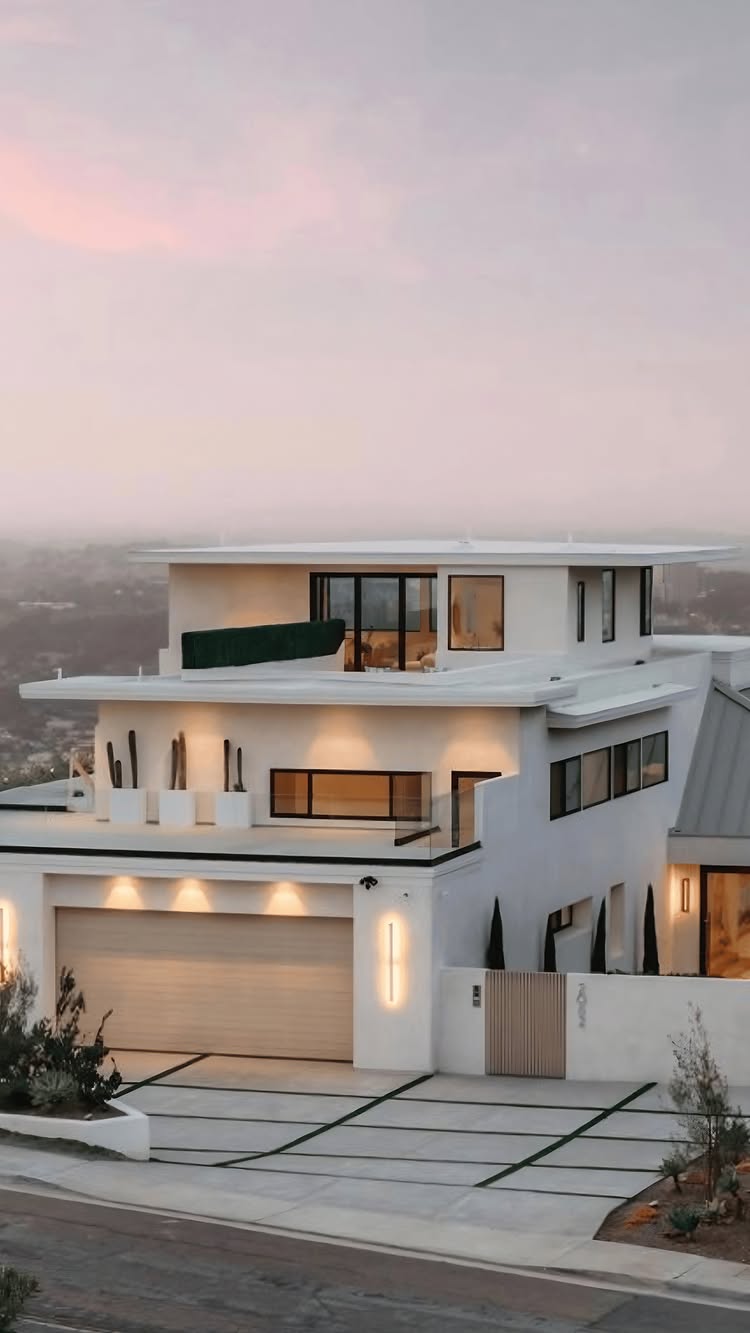 SERHANT. Signature: 2082 Via Casa Alta, La Jolla, CA • $14,500,000
–
At the summit of Mt. Soledad, Casa Alta occupies one of the highest and
