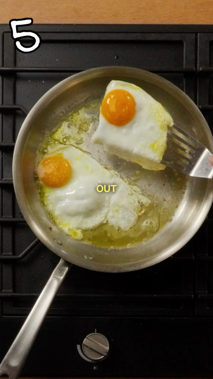 The perfect fried eggs requires you to decide how you like them cooked 🍳 