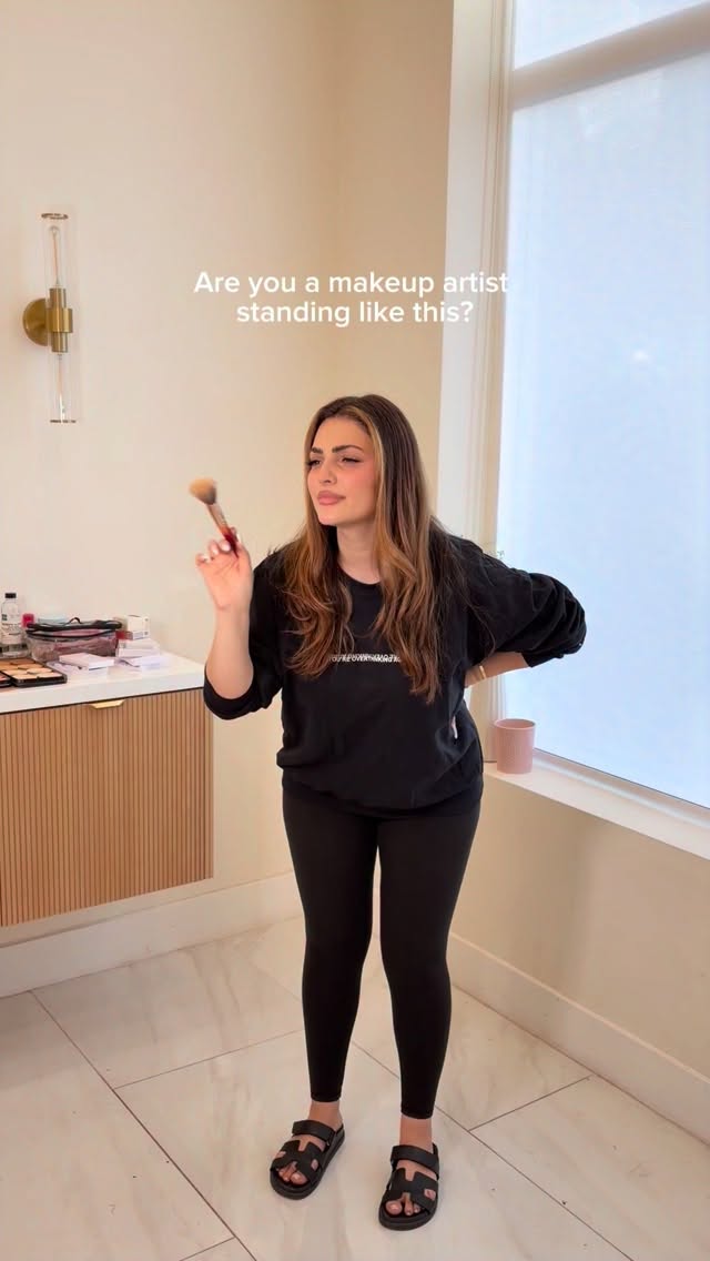 When all fails, shake it off. 😂❤️

#makeupartist #relatable #makeuphumor #lifeofamakeupartist #lamua