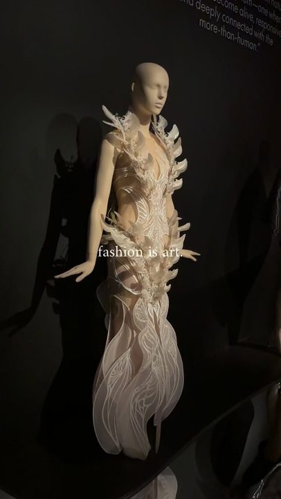 The @irisvanherpen exhibition at the @brooklynmuseum is a celebration of one of fashion’s most visionary designers, known for transforming couture through art, technology, and nature.

Sculpting the Senses takes you thro
