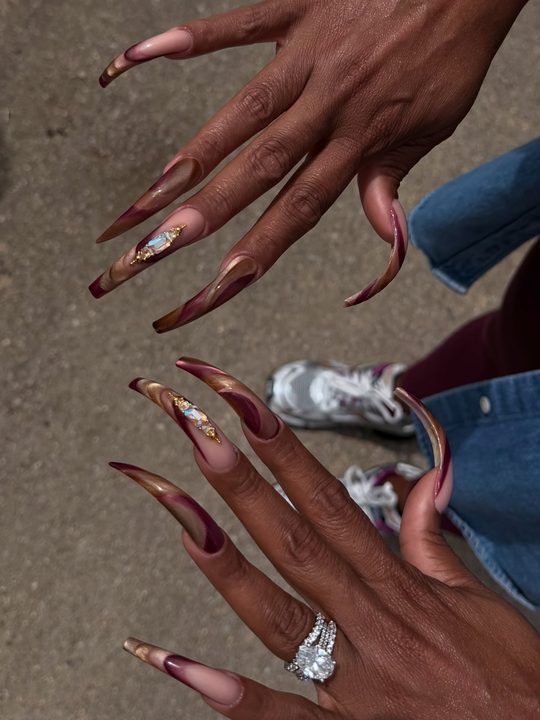 SO SEXXY 🥥✨ There’s nothing like a quick day trip to NY to get your nails done 💅🏾 🛬 I know we still posting summer nails but 🤤😍 @niecylew nails have been doing numbers lately 
.
#nynails #brooklynnails #queensnailtech #l