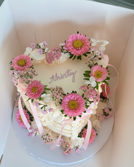 Floral beauties from today & this weekend ✨🍰🎀🌸 
.
.
.
.
.
#flowercakes #heartcakes
