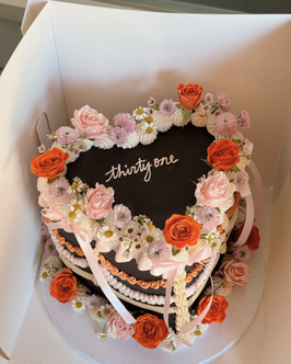 Pretty flower cake but make it Halloween ✨🎀🎃🍰 👻
.
.
.
.
.
#heartcake #flowercake