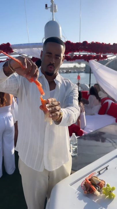 When your friend @haleyvideckis throws an unforgettable yacht event for her company @foxyai_ You have to start the night by eating some delicious lobster and crab catered by @etagevenue 

I mean, does it get any better t