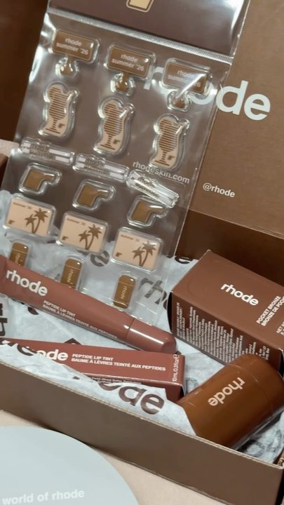 ✨my summer glow starts here ☀️unboxing my order from the new @rhode summer collection 📦 ⠀
⠀
𝗹𝗺𝗸 𝗶𝗳 𝘆𝗼𝘂 𝘄𝗼𝘂𝗹𝗱 𝘄𝗮𝗻𝘁 𝘁𝗼 𝘀𝗲𝗲 𝗮 𝘁𝗿𝘆 𝗼𝗻 𝘃𝗶𝗱𝗲𝗼?!!
⠀
since my birthday is coming up soon 🎂 I thought this would be the perfect oppor