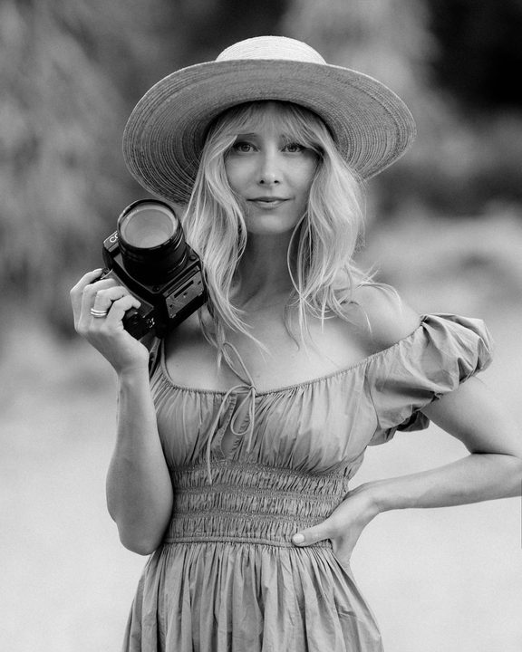 Hello, it’s me. I like to pop in every few months and say hello to all of my wonderful past couples, new couples and talented fellow photographers, industry folks or just my sweet aunt Franny ;) Thank you for all your be