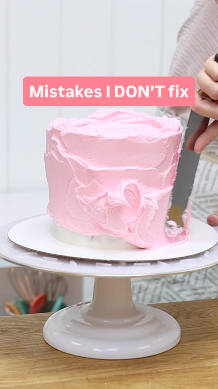 Some frosting problems are better left alone… #cake #cakedecorating #buttercream eam