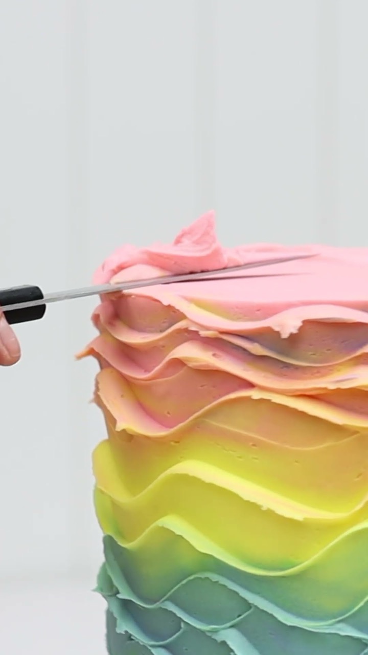 This is one of 3 methods I use for sharp buttercream edges! Here’s the link for the full tutorial!