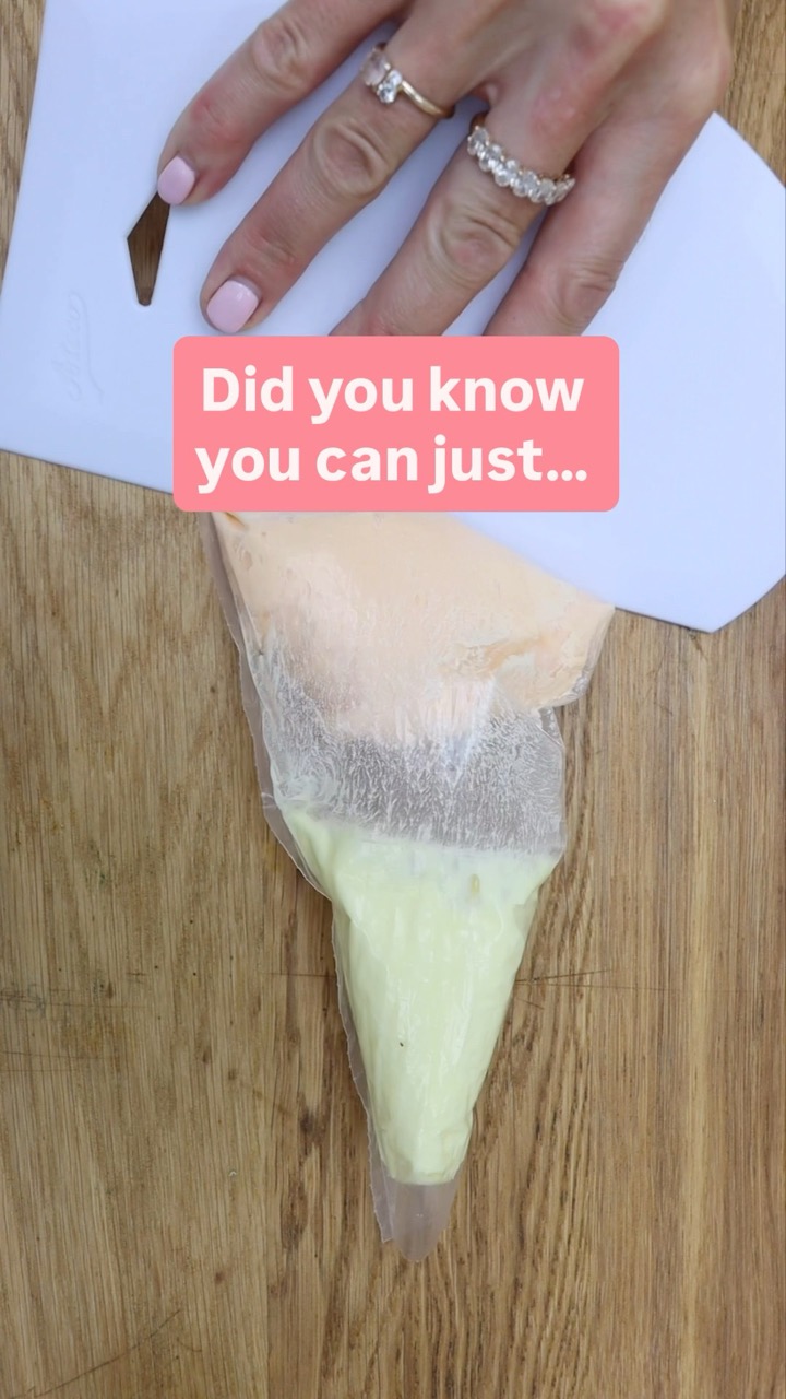5 colours without filling (and cleaning up 😩) 5 different piping bags. Will you try this? #cake