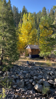 Perfect Fall Cabin Getaway in Northern California…🍂🌲🪵

🌲 30 minutes from Truckee

🥖 Bring some groceries with you to stock up your cabi