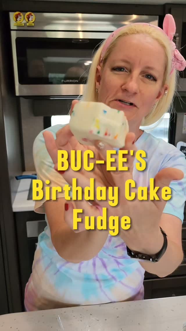 Trying BUC-EE'S Birthday Cake Fudge For The First Time!