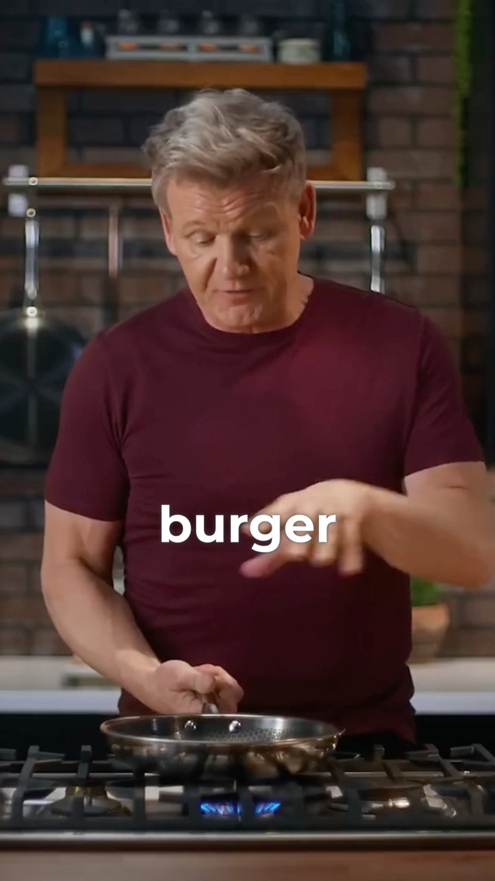 How good are Gordon Ramsay’s burgers? 🍔 #gordonramsay #burger #burgers #cheeseburger #recipe