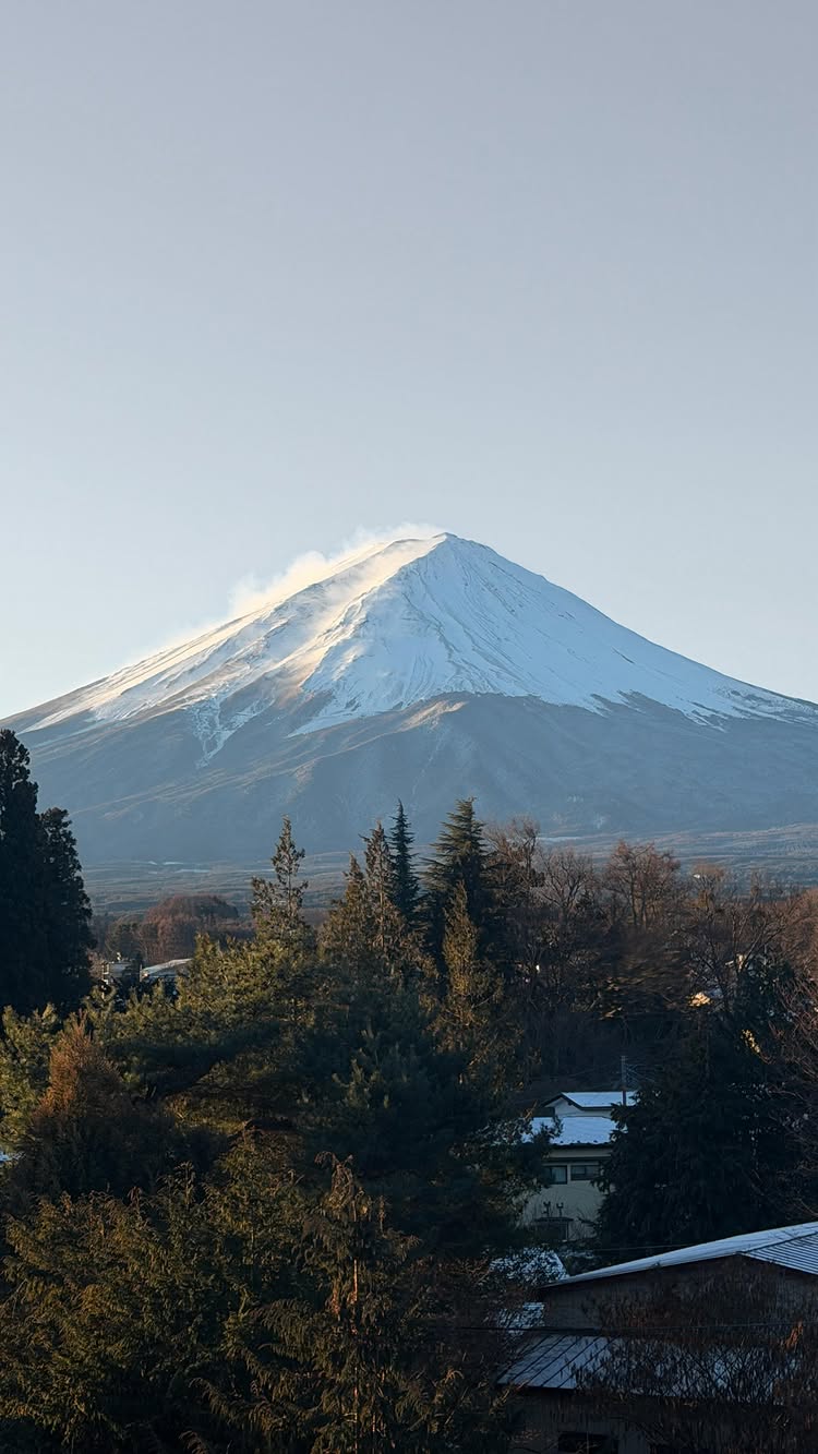 Rich in life because I got to see this view 😍🗻 Seeing Mt.Fuji in person was even better than I had imagined. 
#mtfuji #mountfuji #fujisan 