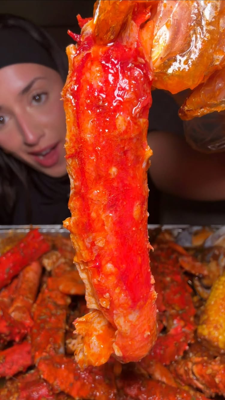 i’ve been on the hunt down for BIG king crab legs in a seafood boil, & i finally found it 🥹🔥 from @scajunnation 

#seafoodboil #kingcrab #