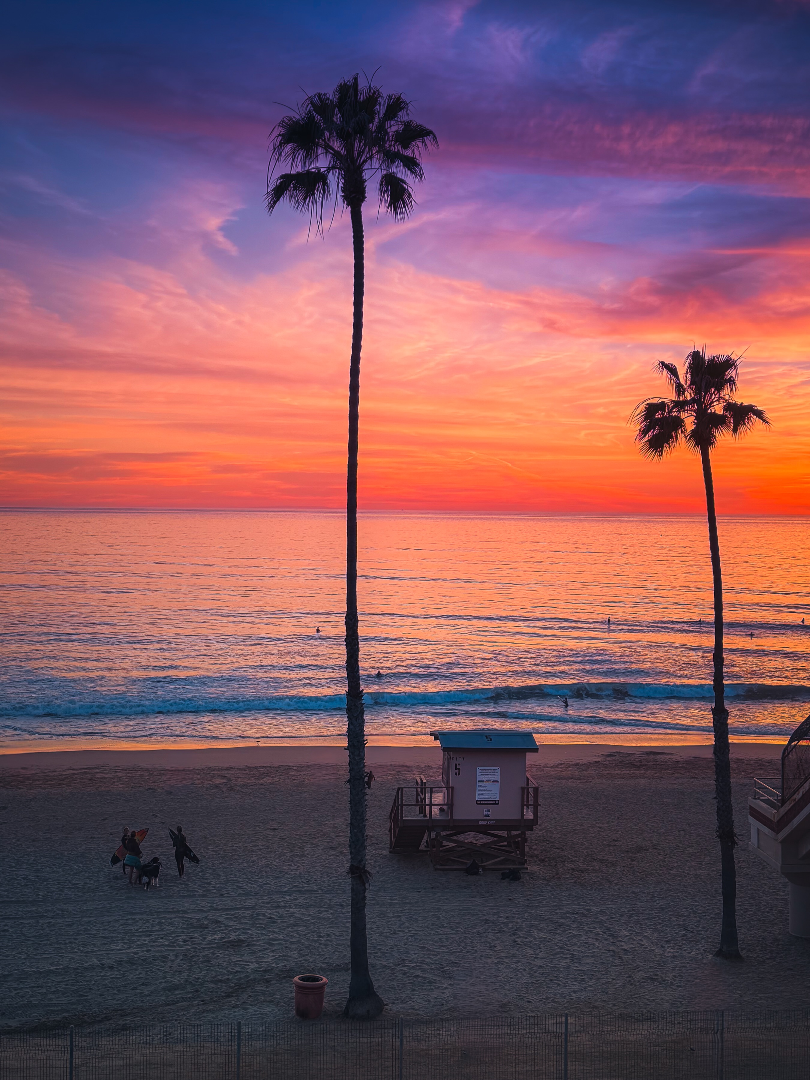 🌅🌊 Sunsets, surfers, and some color along the Orange County coastline. 

Caught this scene as surfers were heading in, and the colors in t