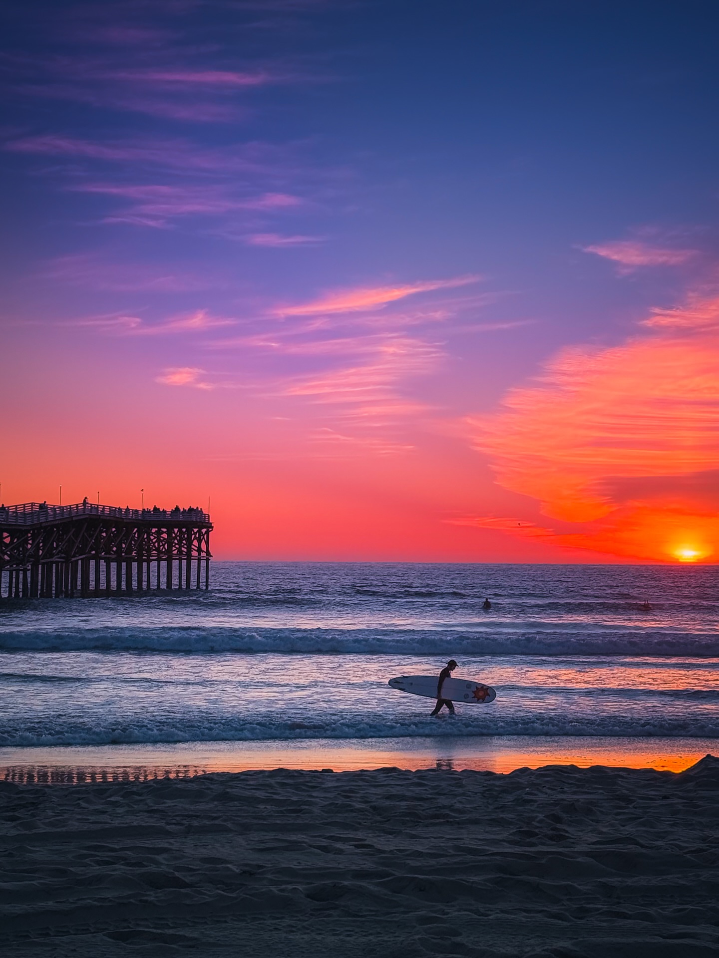 🌅🏄‍♂️Blue hour along the coast with the last few surfers heading in. 

The sky kept glowing long after sunset before finally cooling down.