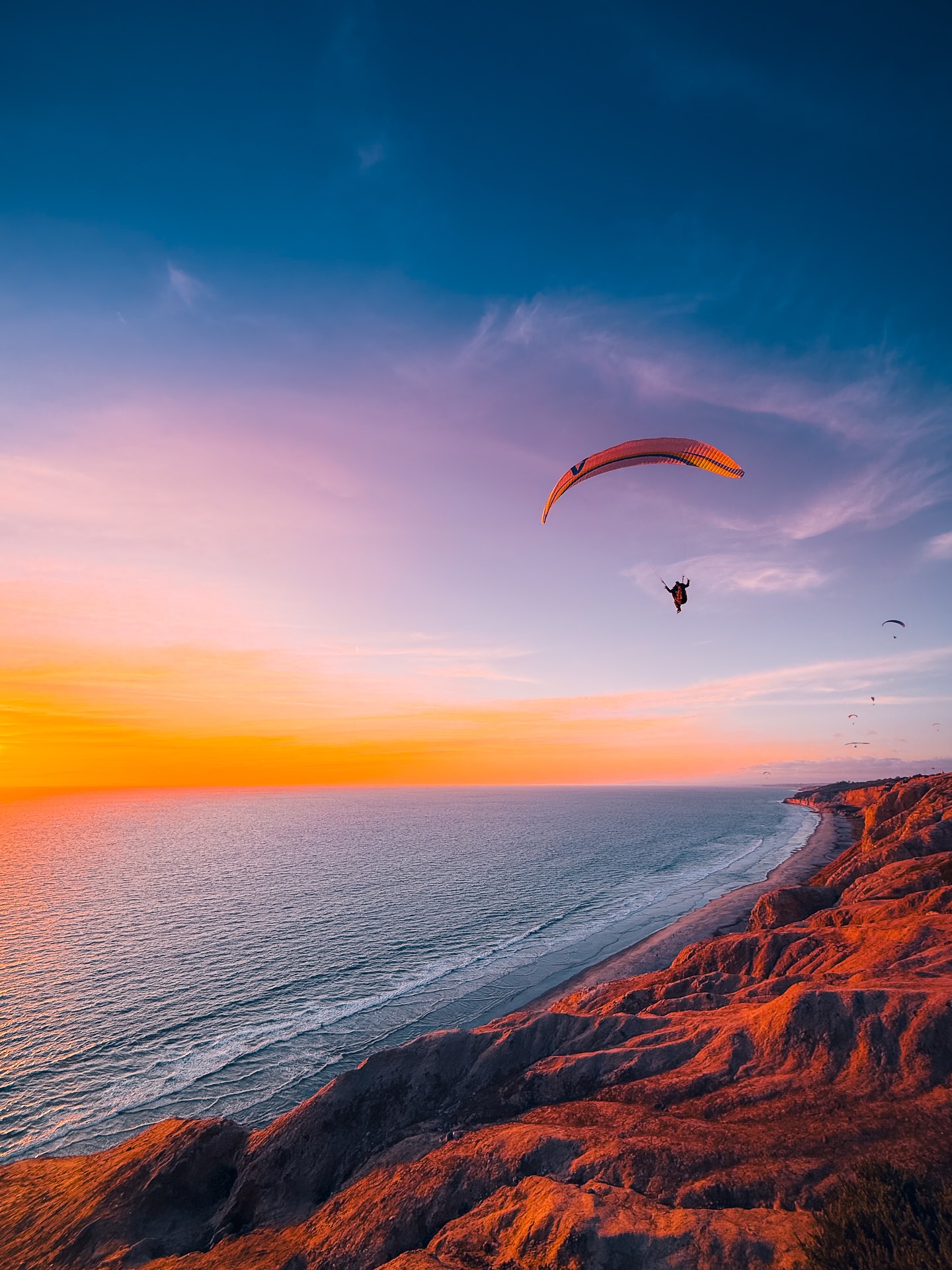 🌅🪂 Evening light wrapping around the cliffs and San Diego shoreline. 

This was a clean, minimal sunset scene with a nice sky gradient. 


