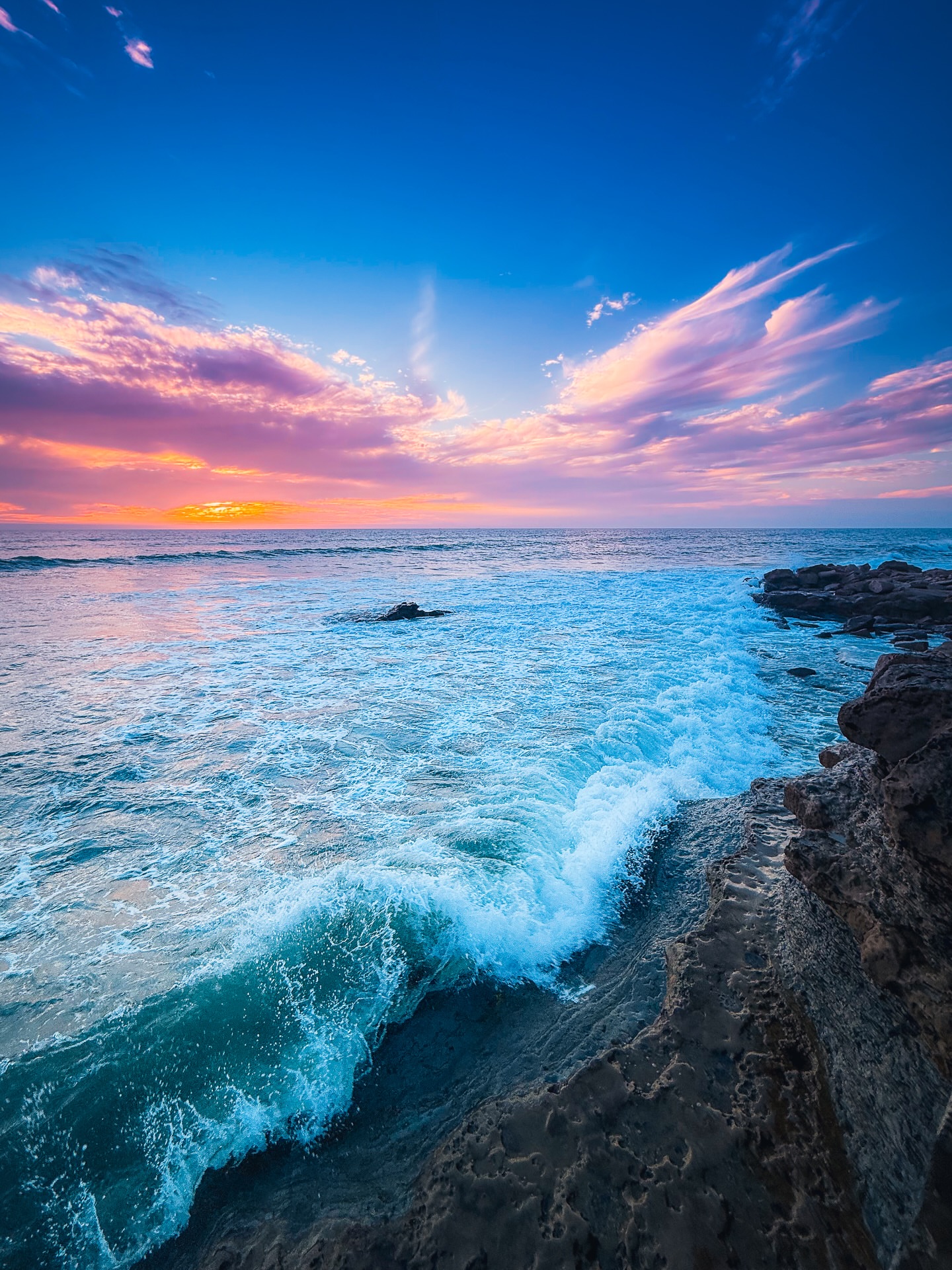 🌅🌊 Colorful sunset skies over the waves and rocky shoreline. 

The surf added a little extra energy to the scene. 

And it’s always cool w