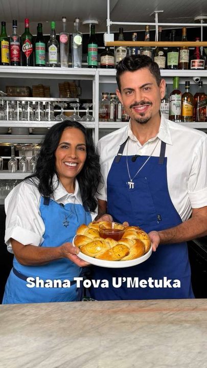 Comment “CHALLAH” to get the full @ChefEinat recipe of this perfect for Rosh Hashanah honey and apples round challah 🍎🍯

@Jews_of_NY wishes you all a Shana Tova U’Metuka filled with sweetness, joy, health, and blessings!