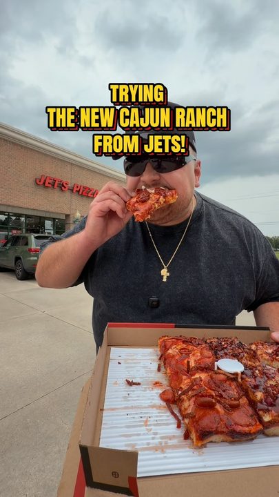Trying the new Cajun Ranch from @jetspizza