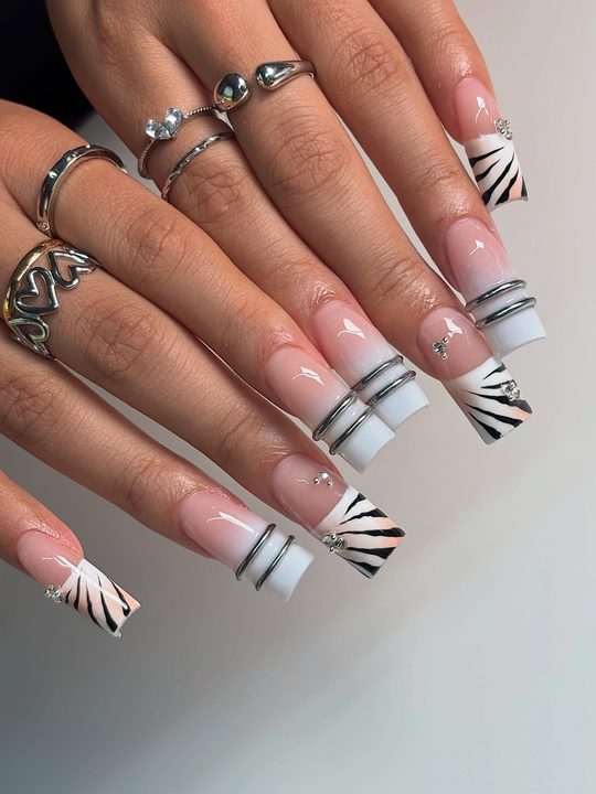 cunty y2k energy🩶🐅✨

#nails #nycnailtech #silvernails #nailart #nailsnailsnails