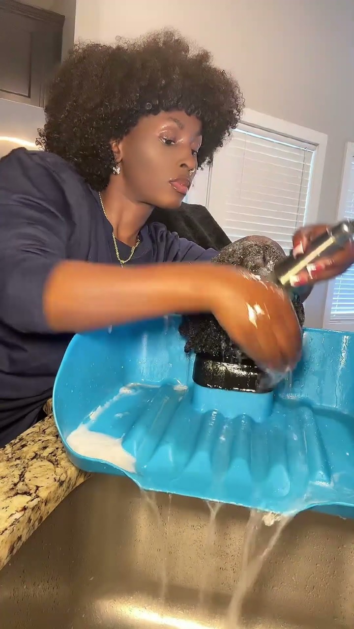 The loctician couldn’t get them out without Brooklyn being in too much pain #NaturalHair #MomLife
