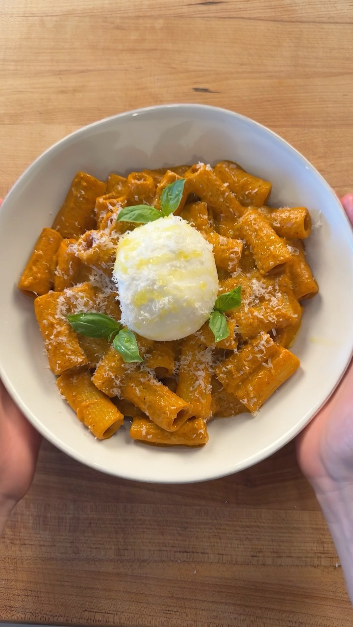 Creamy Roasted Tomato Pasta! Recipe linked in my bio!