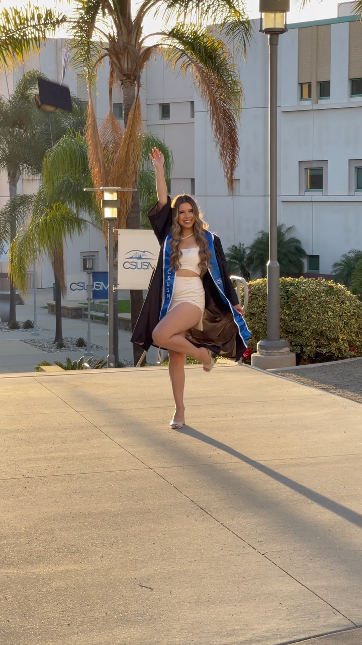 I can’t believe it’s already been a year 🥂🇲🇽🐾 

#firstgen #graduate #grad #csusm #graduation #mexicana #graduationmakeup #ohpolly #gradu