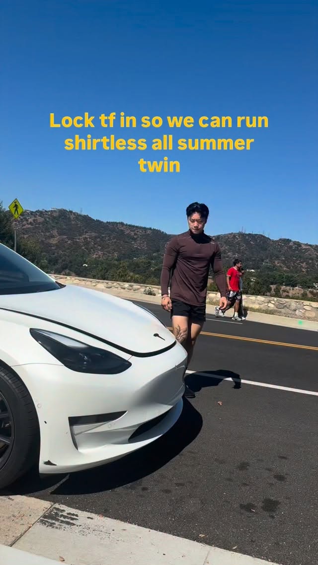 8 more days until summer. Lock tf in 😤 
CODE SHREDDY
@dfyne.official (1/4 zip long sleeve)
.
.
.
.
.
#summertime #fitnessmotivation #fitnes
