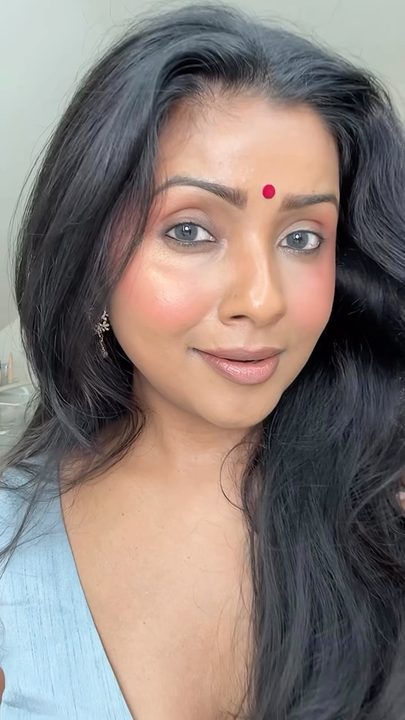 Glowy skin without looking too glowy - my kind of makeup 🤎

@cocokind Champagne Radiance Fluid
@fentybeauty foundation 
@narsissist concealer 
.
.
.
.
.

#SoftGlow #GlowyMakeup #DewySkin #MakeupTutorial #Cocokind Radiant