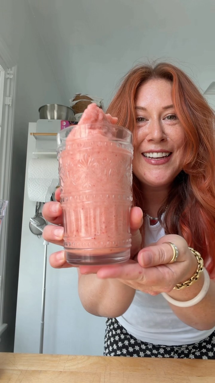 Spilling my smoothie secrets, and first up was one of my all time @jamba favorites: Strawberry Surfrider 🍓