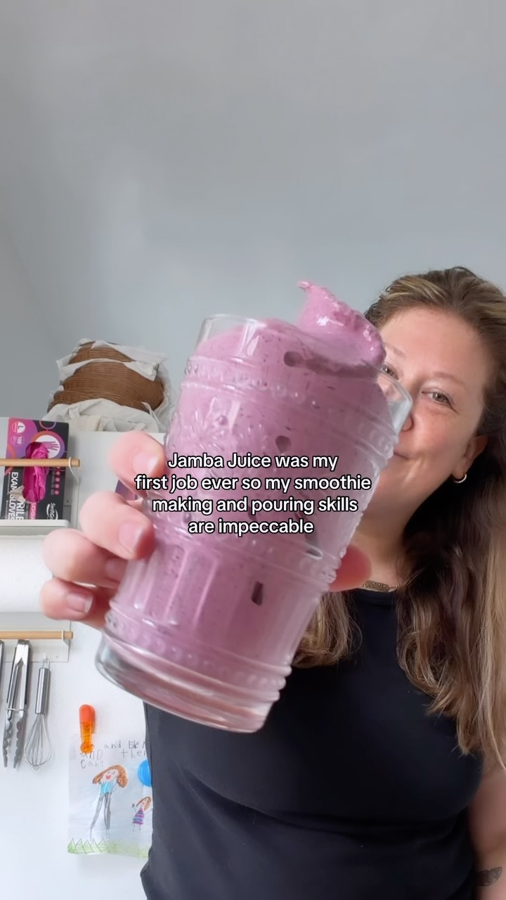 Smoothie pours from a pro 🍓