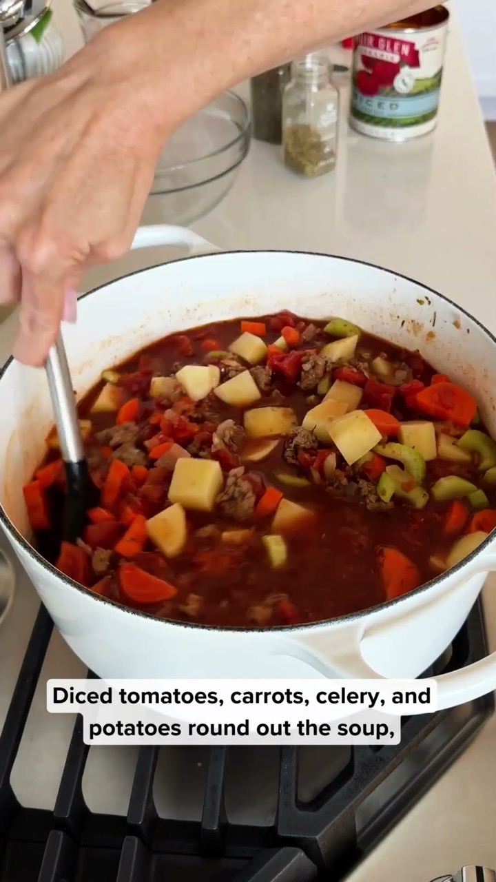 Hamburger soup tastes like a juicy burger!