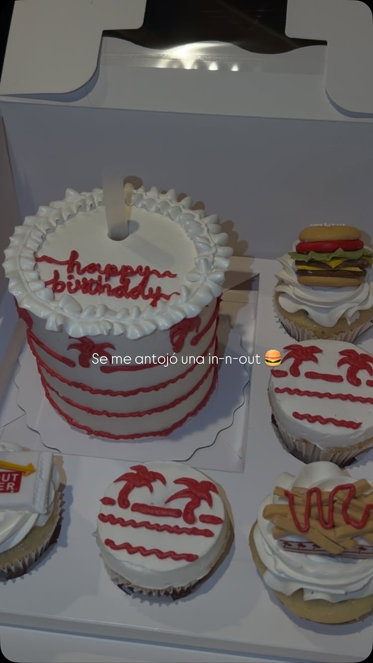 Una que? 🍔
•
•
•
#innout #innoutburger #burger #happybirthday #customcake