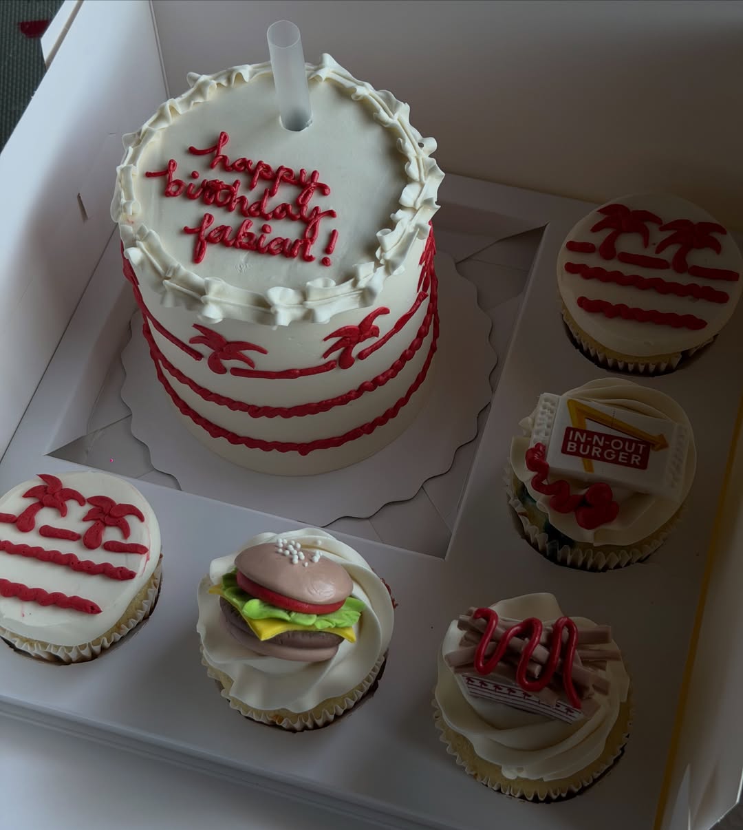 What’s your in n out order? 🍔
•
•
•
#innout #innoutcake #birthdaycake #customcake #losangeles