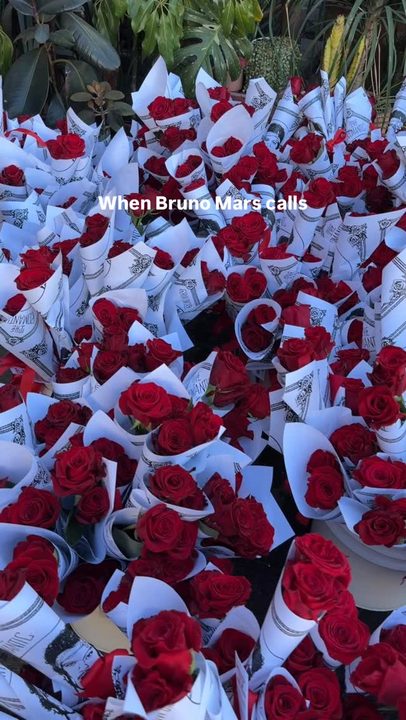 La unión hace la fuerza! Over four thousand bouquets made in-house by 30 amazing people. Thank you, team, por su esfuerzo.