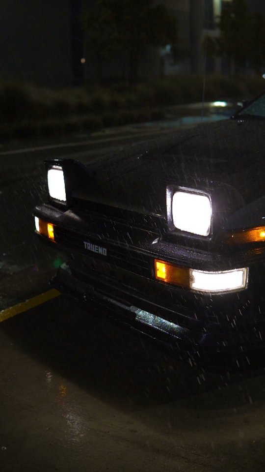 Dis my car 🌧🕺 
•
•
#ae86 #toyota #TRUENO #jdm #initiald #takumi #rain #rainy #stance #dailydriven #asparagus #toyotires #corolla #gts #dri