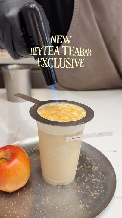 🍎new teabar drink launch!

Roasted Caramel Apple Jasmine Tea is an exclusive @heytea.usa teabar drink dropping on 8/17. As part of the teamix series, the 9-Scented King Jasmine Tea is paired with freshly pressed apple ju