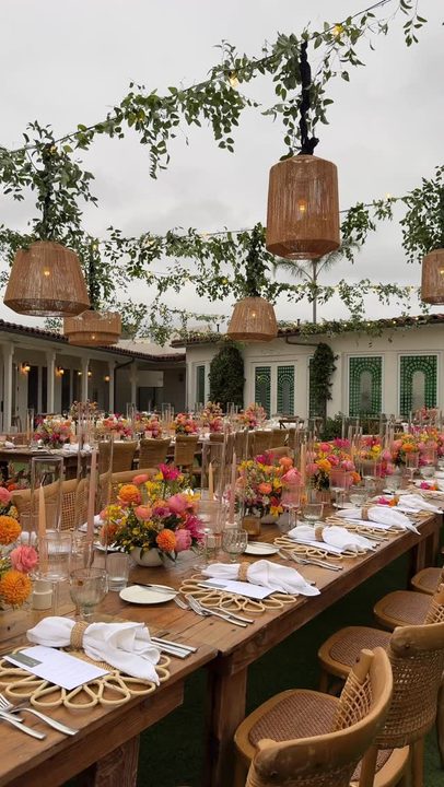 We’ll never stop loving a wedding that fully embraces color! 

Wedding planner | @everafterevents @riley_everafterevents 
Venue | @theinnatrsf 
Photographer | @sisterleephotography 
Content Creator | @sdcontentcreator 
F
