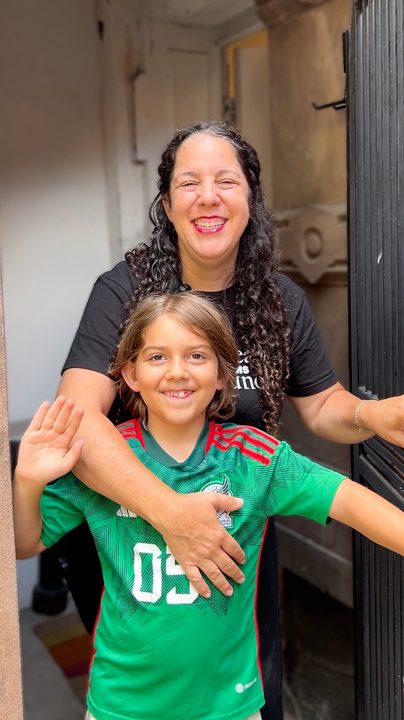 We visited @fanygerson at home in Crown Heights to make her family recipe for hibiscus & raspberry paletas! 

Fany, the founder of @fanfandoughnuts & @lanewyorkina, hosted us to share “the sweetness of Mexico” that she g