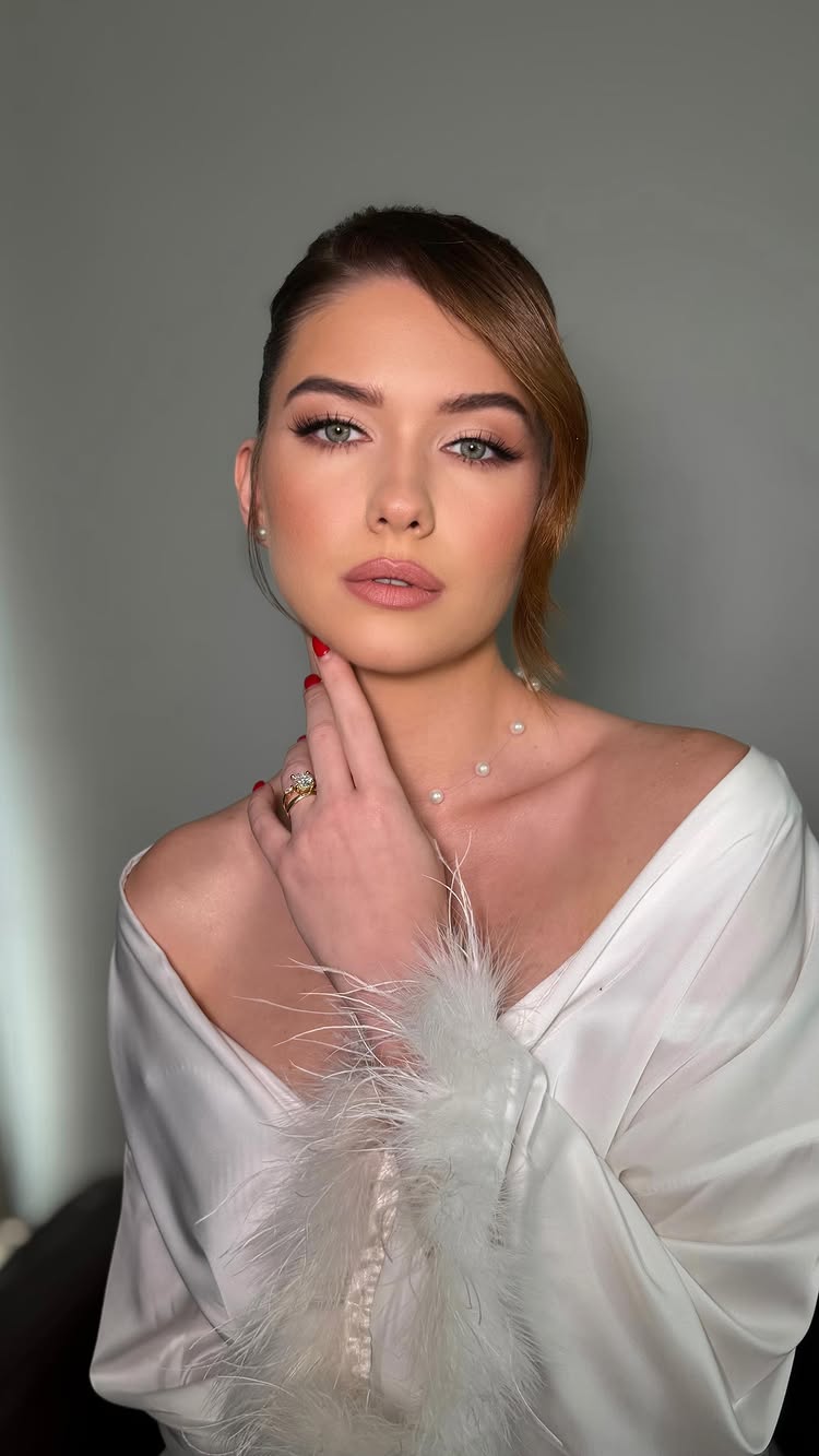 Bridal makeup&hair BTS🤍

@fari_makeup @hannahair_sd 

#makeup #bridalmakeup #sandiegomakeupartist #sandiegohairstylist #sandiegobridalmakeu