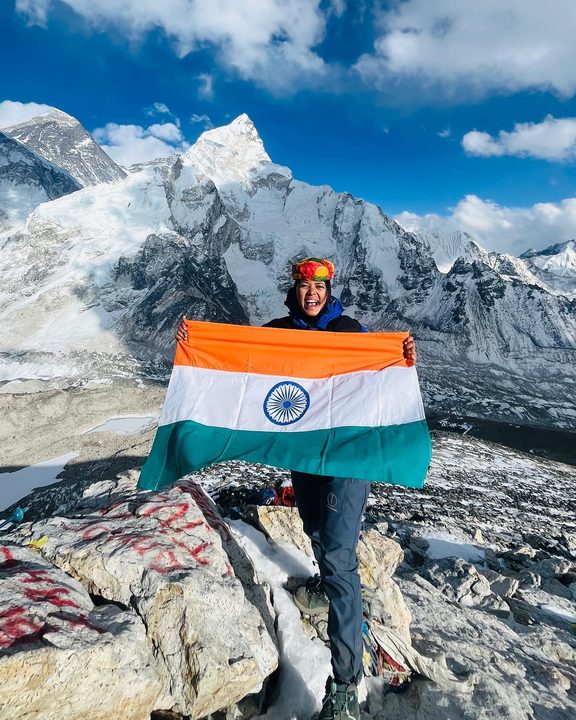 We finally did Kala Patthar Peak 5,644.5 m (18,519 ft) in Nepal 🇮🇳🏔️ It was a difficult mountain with windy conditions but me and sherpa Matti @thuloongbhai summited. 

.
Thanks to @meetupfintech 🙏
.
#mountains #mountain