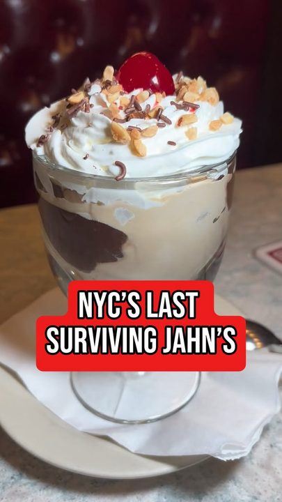@jahns_restaurant is the last surviving location of a chain of ice cream parlors that dates back to 1897. At one point there were over 30 locations across New York, New Jersey and Florida. This one in Jackson Heights dat