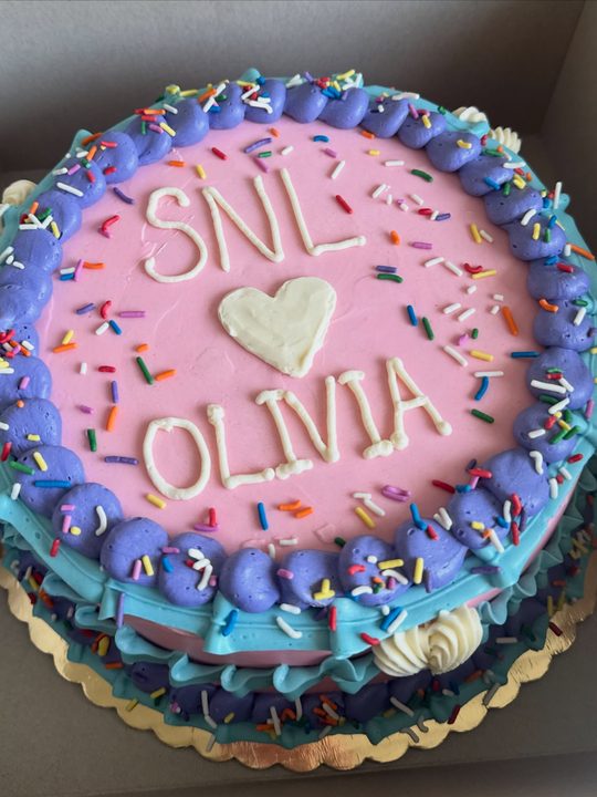 Adorable cake for princessa @oliviarodrigo on @nbcsnl tonight 🎀🧁💟