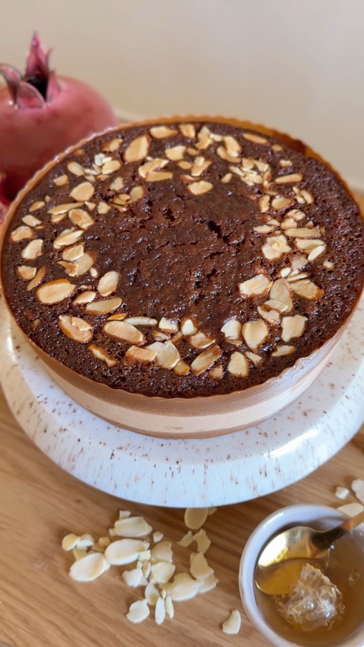 The most MOIST honey cake for Rosh Hashanah! 🍯🐝 recipe on my website 🫶