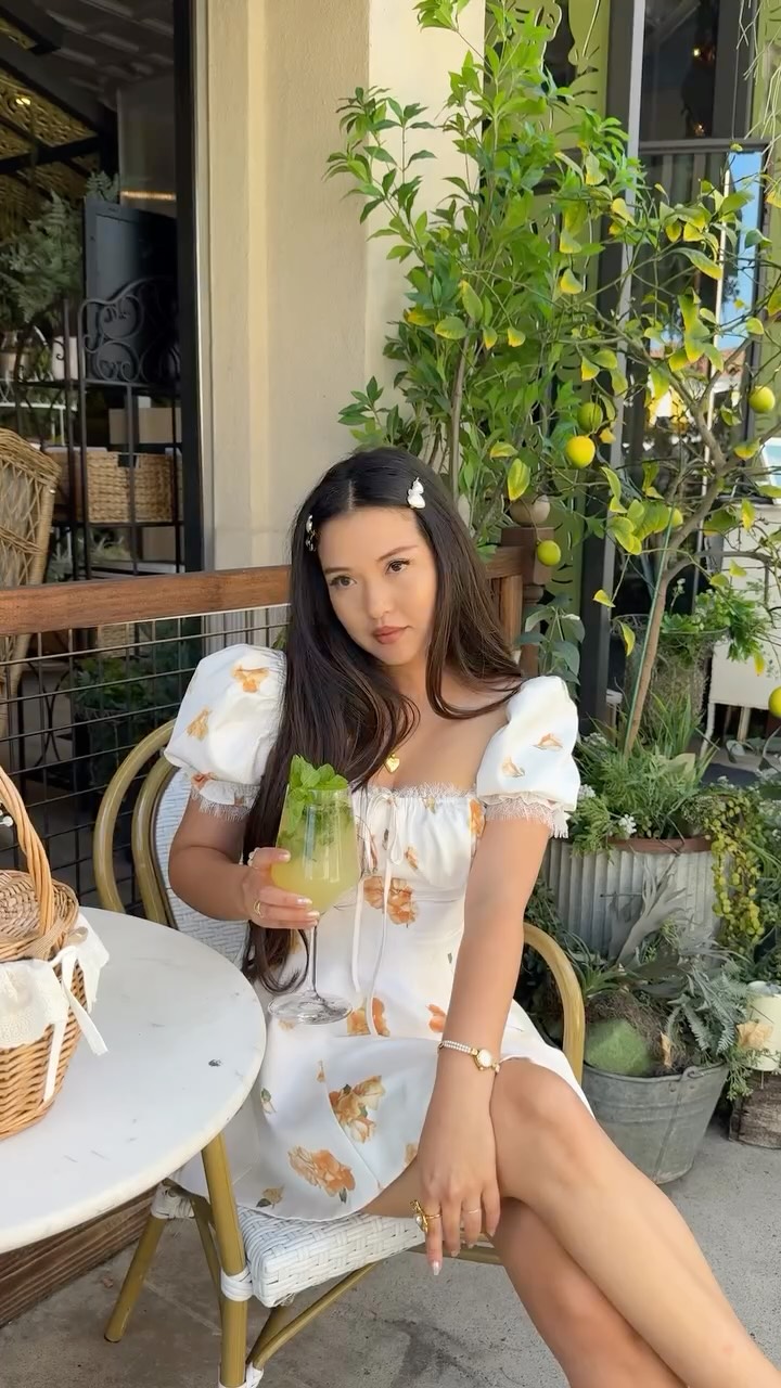 This dress + a spritz @nanajacqueline_ 🍹🍋✨Code: HATTY15 
.
.
.
.
perfect summer dress, petite fashion, date night outfit, girly style, flo