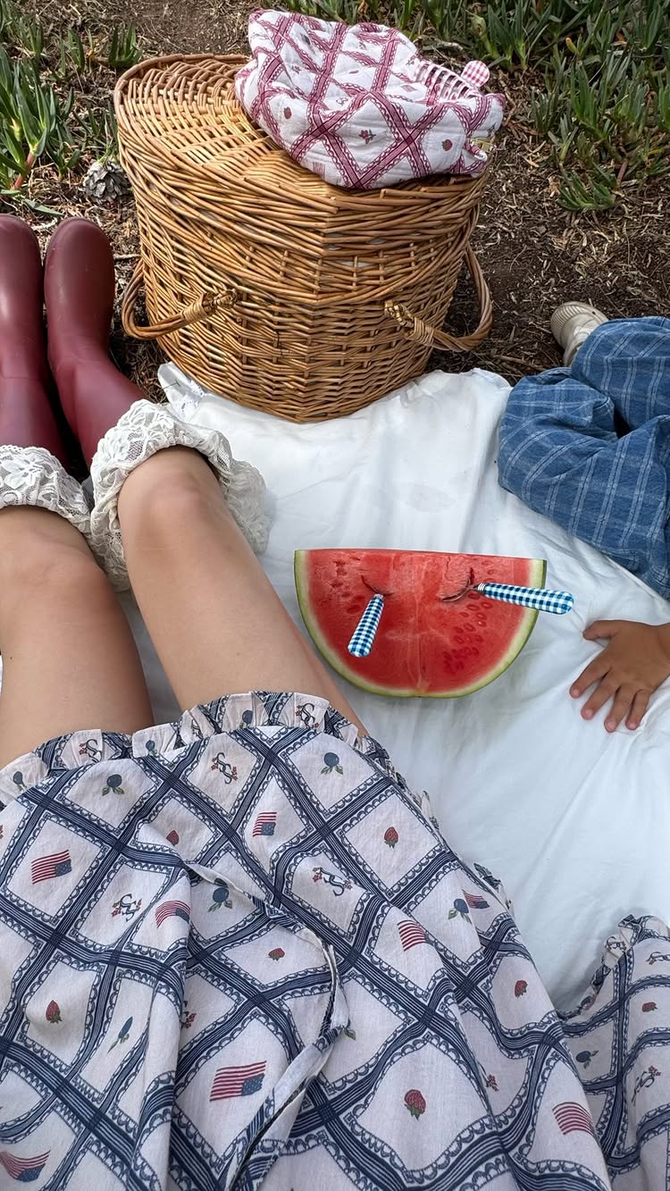 Your sign to visit an alpaca farm 🦙❤️🧺 
.
.
.
.
summer girls trip, farm life, best friend matching fashion, cute cottagecore outfits, Sant
