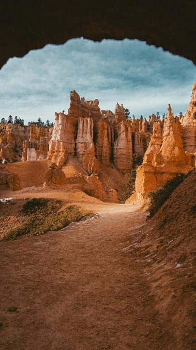 one of the most magical trails i’ve ever stepped foot on ✨ 

have you hiked the Navajo Loop and Queens Garden trail in @